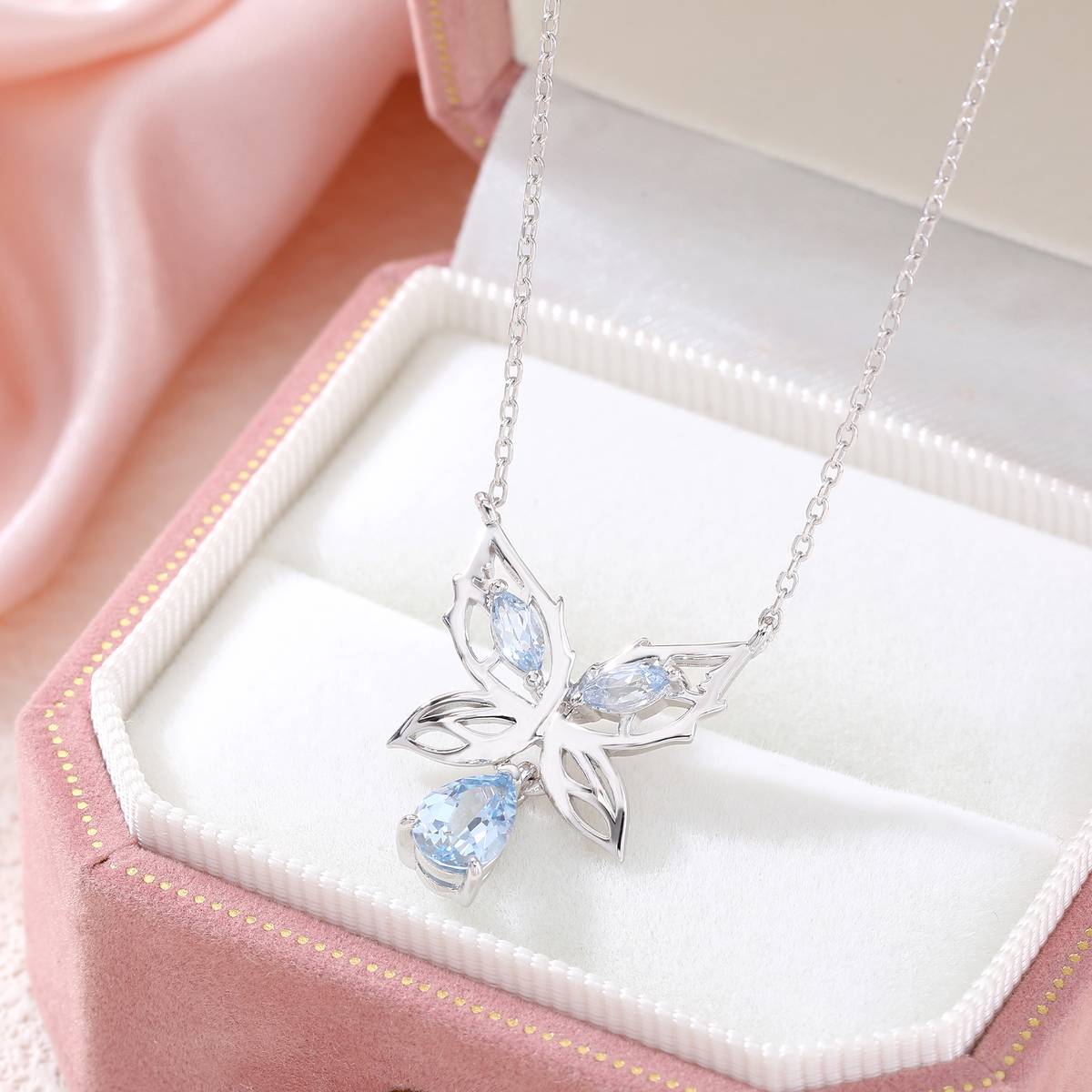 LCB7001银镀18K白金培育海蓝宝蝴蝶项链主石7*5mm/0.8ct